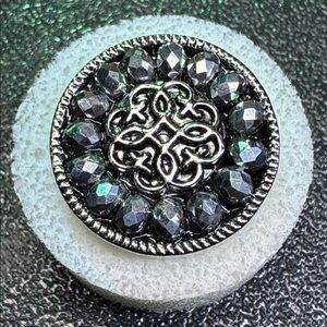 Ginger Snaps 20mm Silvertone Celtic knot bling